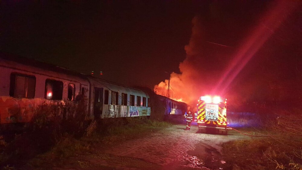 Incendiu puternic pe Calea Giulești. Cinci vagoane de tren au fost distruse de flăcări - Imaginea 2