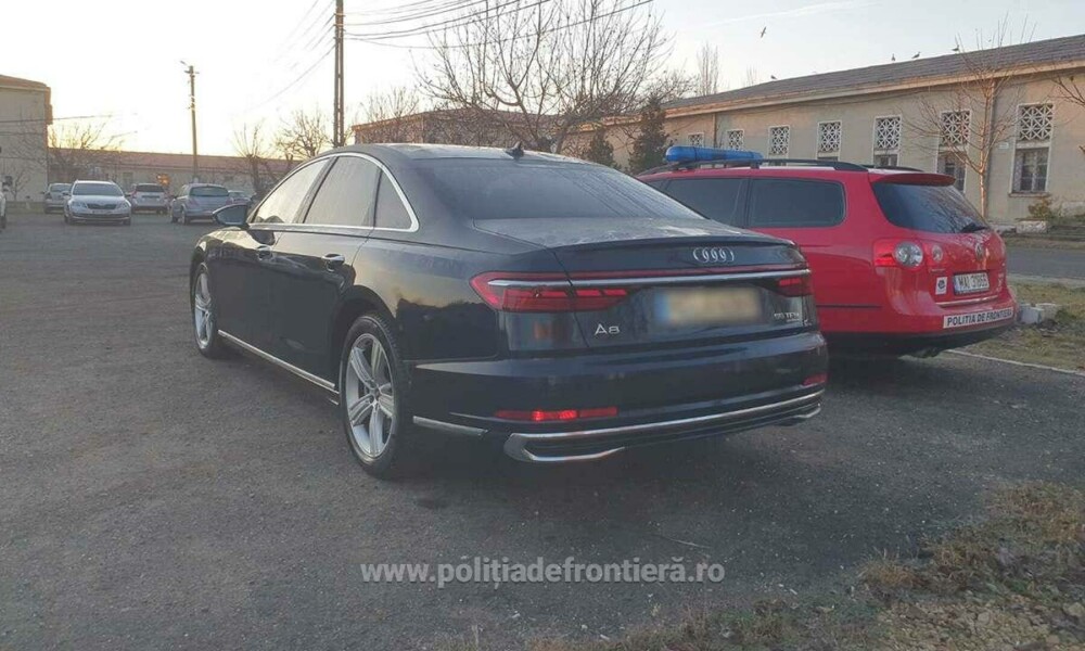 Ce au găsit polițiștii într-o sacoșă aflată pe bancheta din spate a unui Audi. Șoferul de 23 de ani este acum cercetat | FOTO - Imaginea 1