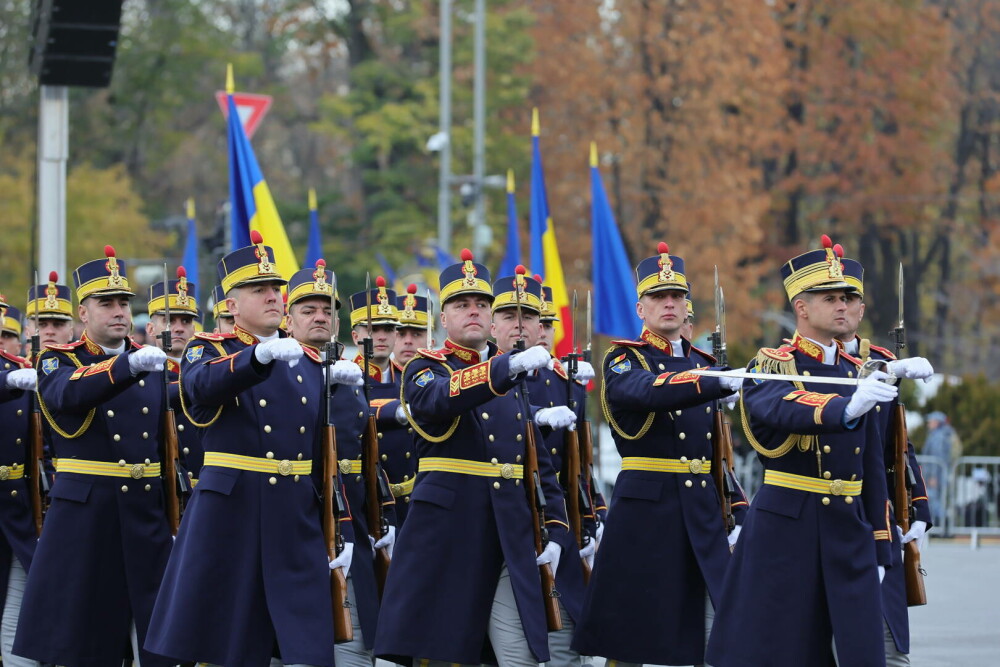 Parada militară de 1 Decembrie, în marile orașe. Tadiționala ceremonie, surprinsă în imagini | GALERIE FOTO - Imaginea 1