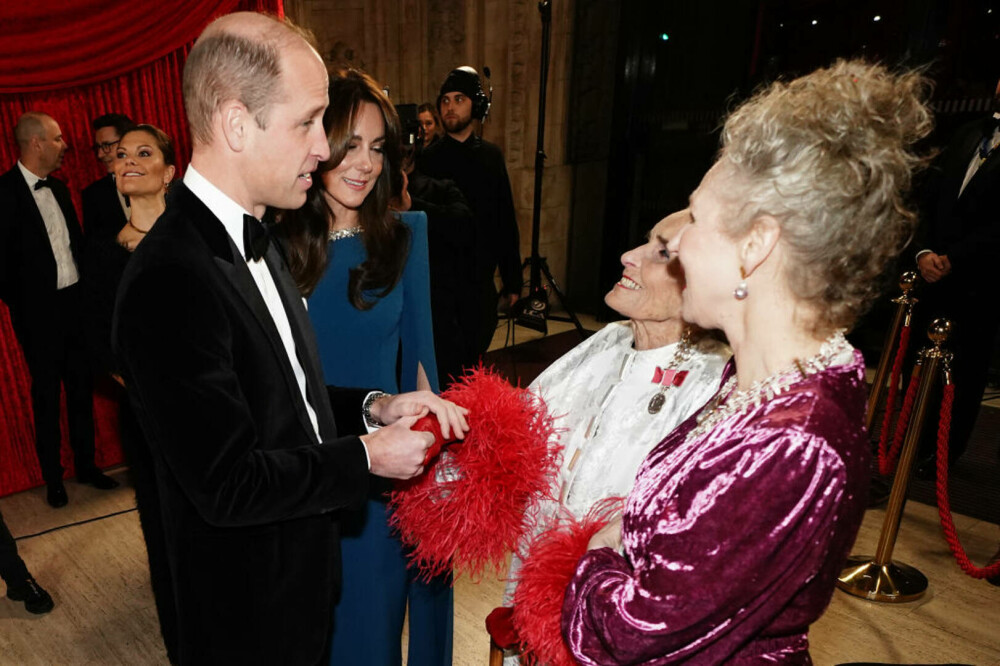 William și Kate au strălucit la Royal Variety Performance 2023. Prințesa de Wales a șocat cu rochia ei albastră | FOTO - Imaginea 5