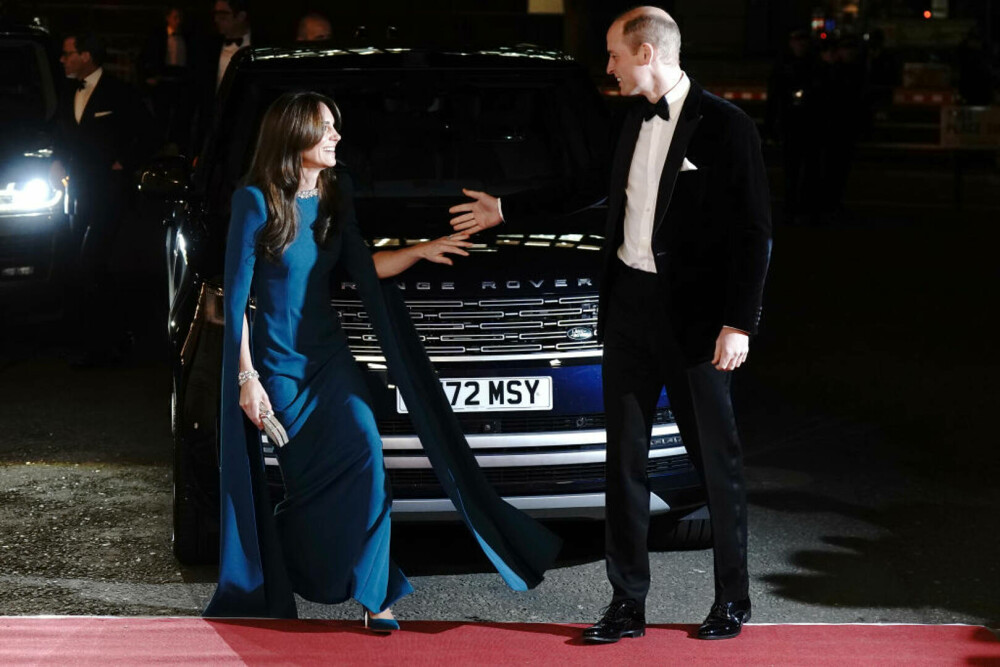 William și Kate au strălucit la Royal Variety Performance 2023. Prințesa de Wales a șocat cu rochia ei albastră | FOTO - Imaginea 8