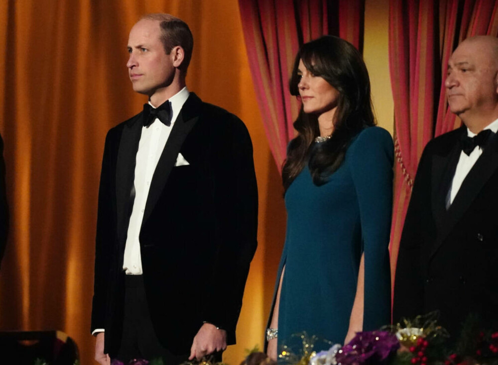 William și Kate au strălucit la Royal Variety Performance 2023. Prințesa de Wales a șocat cu rochia ei albastră | FOTO - Imaginea 11