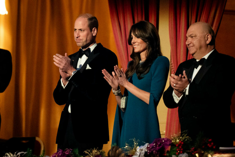 William și Kate au strălucit la Royal Variety Performance 2023. Prințesa de Wales a șocat cu rochia ei albastră | FOTO - Imaginea 12