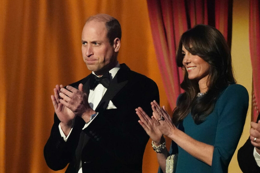 William și Kate au strălucit la Royal Variety Performance 2023. Prințesa de Wales a șocat cu rochia ei albastră | FOTO - Imaginea 13