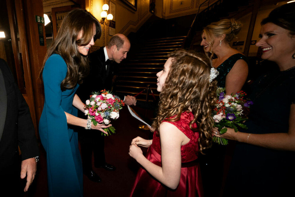 William și Kate au strălucit la Royal Variety Performance 2023. Prințesa de Wales a șocat cu rochia ei albastră | FOTO - Imaginea 15