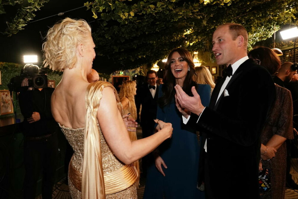 William și Kate au strălucit la Royal Variety Performance 2023. Prințesa de Wales a șocat cu rochia ei albastră | FOTO - Imaginea 25