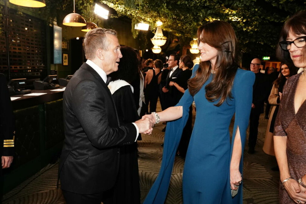 William și Kate au strălucit la Royal Variety Performance 2023. Prințesa de Wales a șocat cu rochia ei albastră | FOTO - Imaginea 28