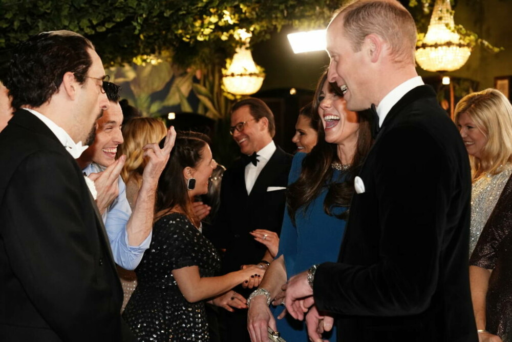 William și Kate au strălucit la Royal Variety Performance 2023. Prințesa de Wales a șocat cu rochia ei albastră | FOTO - Imaginea 31