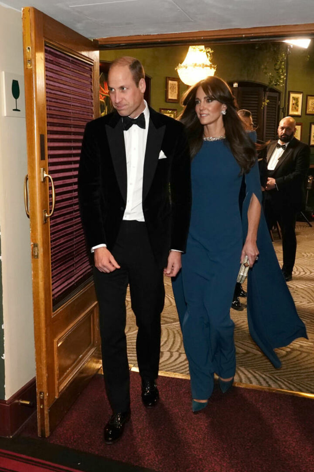 William și Kate au strălucit la Royal Variety Performance 2023. Prințesa de Wales a șocat cu rochia ei albastră | FOTO - Imaginea 33