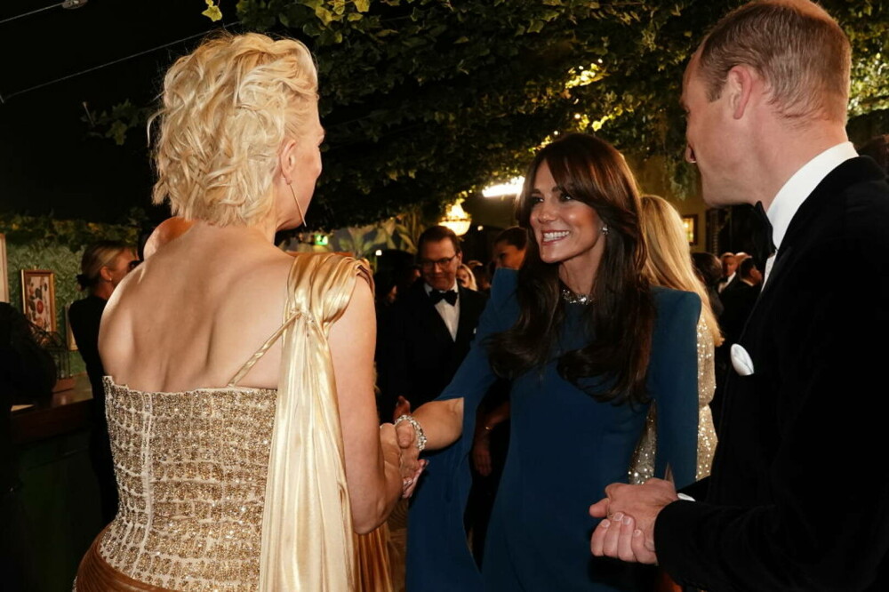 William și Kate au strălucit la Royal Variety Performance 2023. Prințesa de Wales a șocat cu rochia ei albastră | FOTO - Imaginea 34
