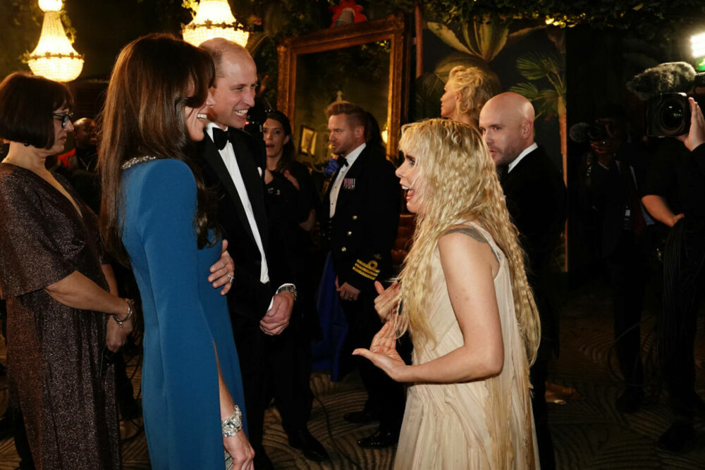 William și Kate au strălucit la Royal Variety Performance 2023. Prințesa de Wales a șocat cu rochia ei albastră | FOTO - Imaginea 36