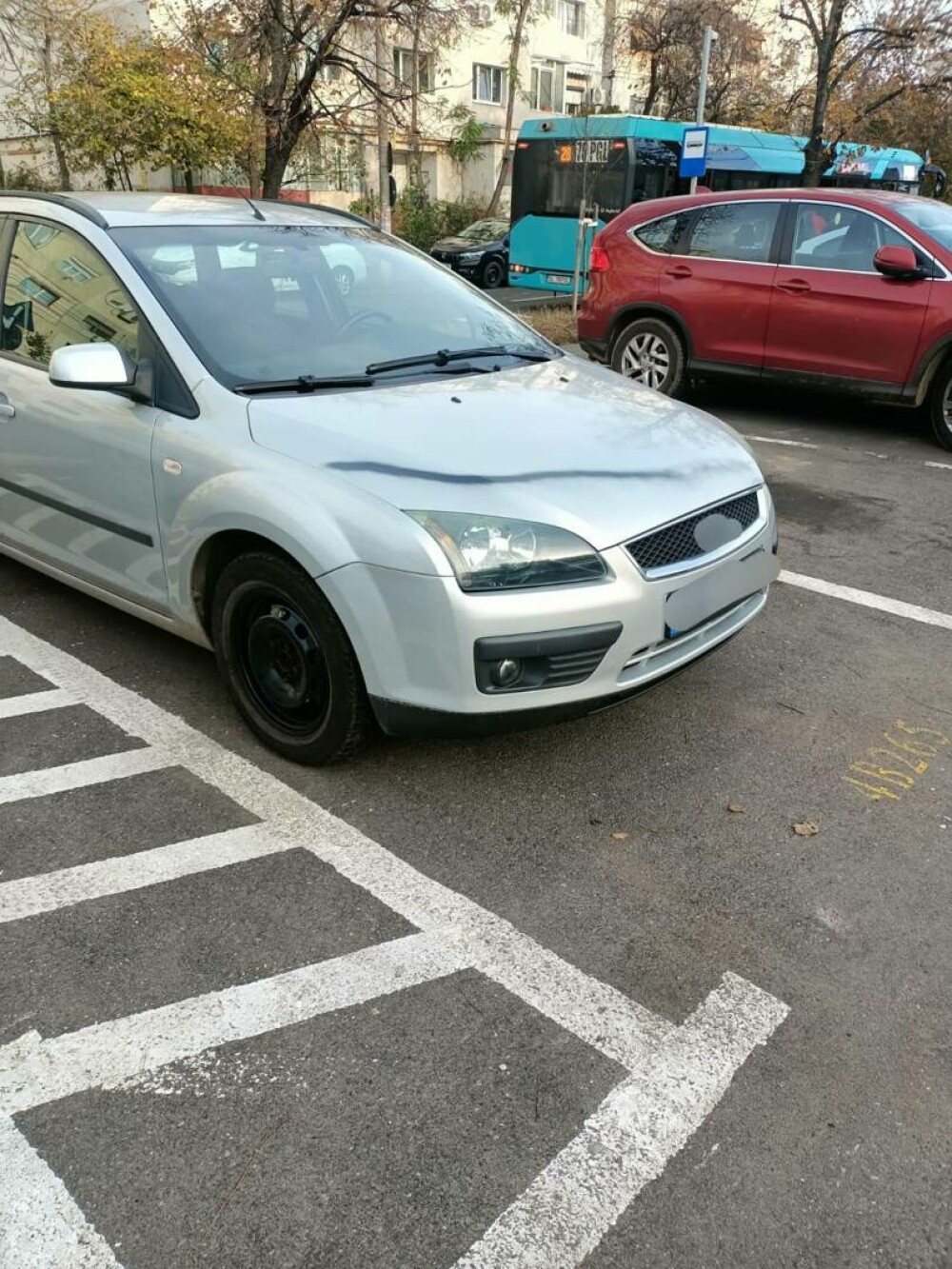 Mașini vandalizate în Galaţi. Doi băieți au pictat cu spray graffiti mai multe autoturisme | FOTO - Imaginea 6