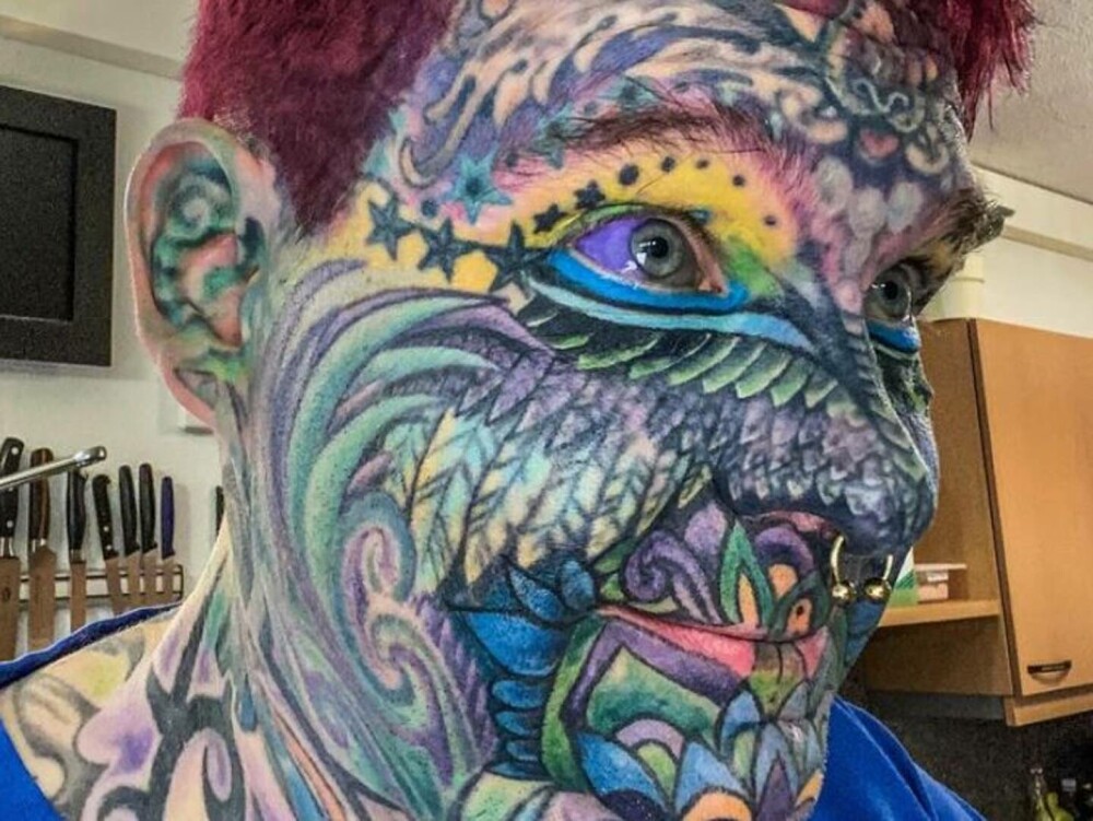 Bărbatul tatuat pe 90% din corp care a cheltuit 30.000 de euro pe modificări corporale. „Oamenii îmi cer să fac poze cu ei” - Imaginea 13