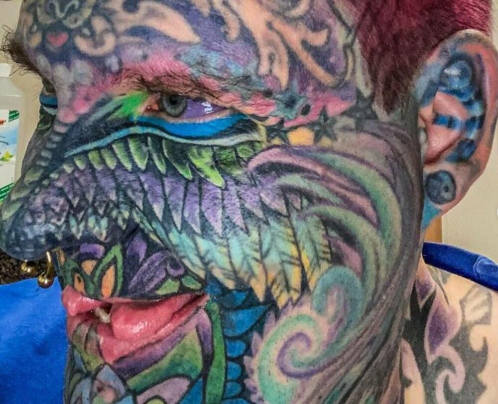 Bărbatul tatuat pe 90% din corp care a cheltuit 30.000 de euro pe modificări corporale. „Oamenii îmi cer să fac poze cu ei” - Imaginea 15