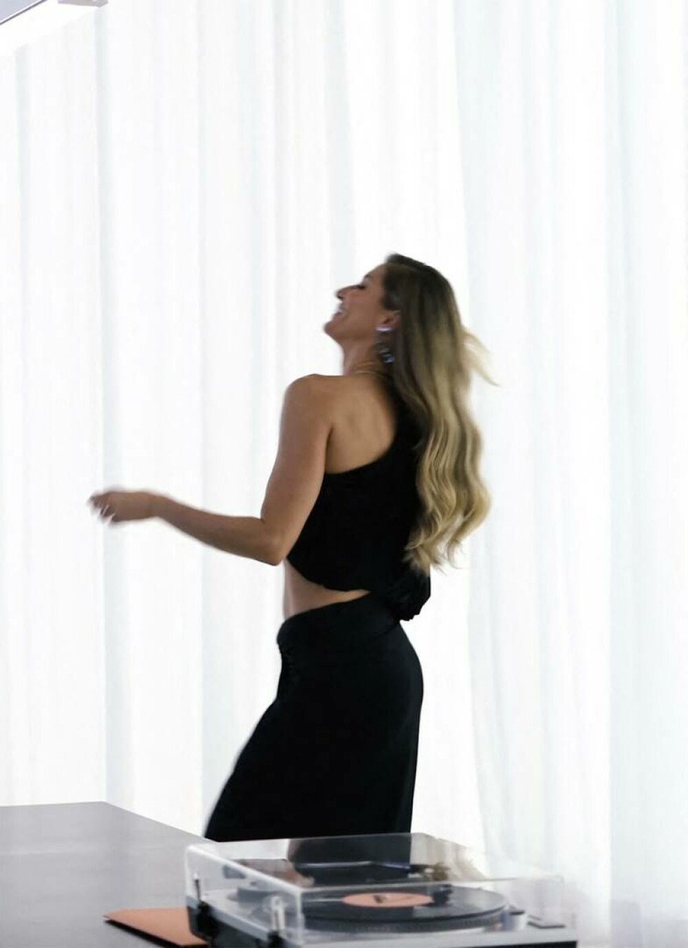 Gisele Bündchen impresionează într-o rochie neagră. Supermodelul a făcut furori cu ultima sa apariție | FOTO - Imaginea 15
