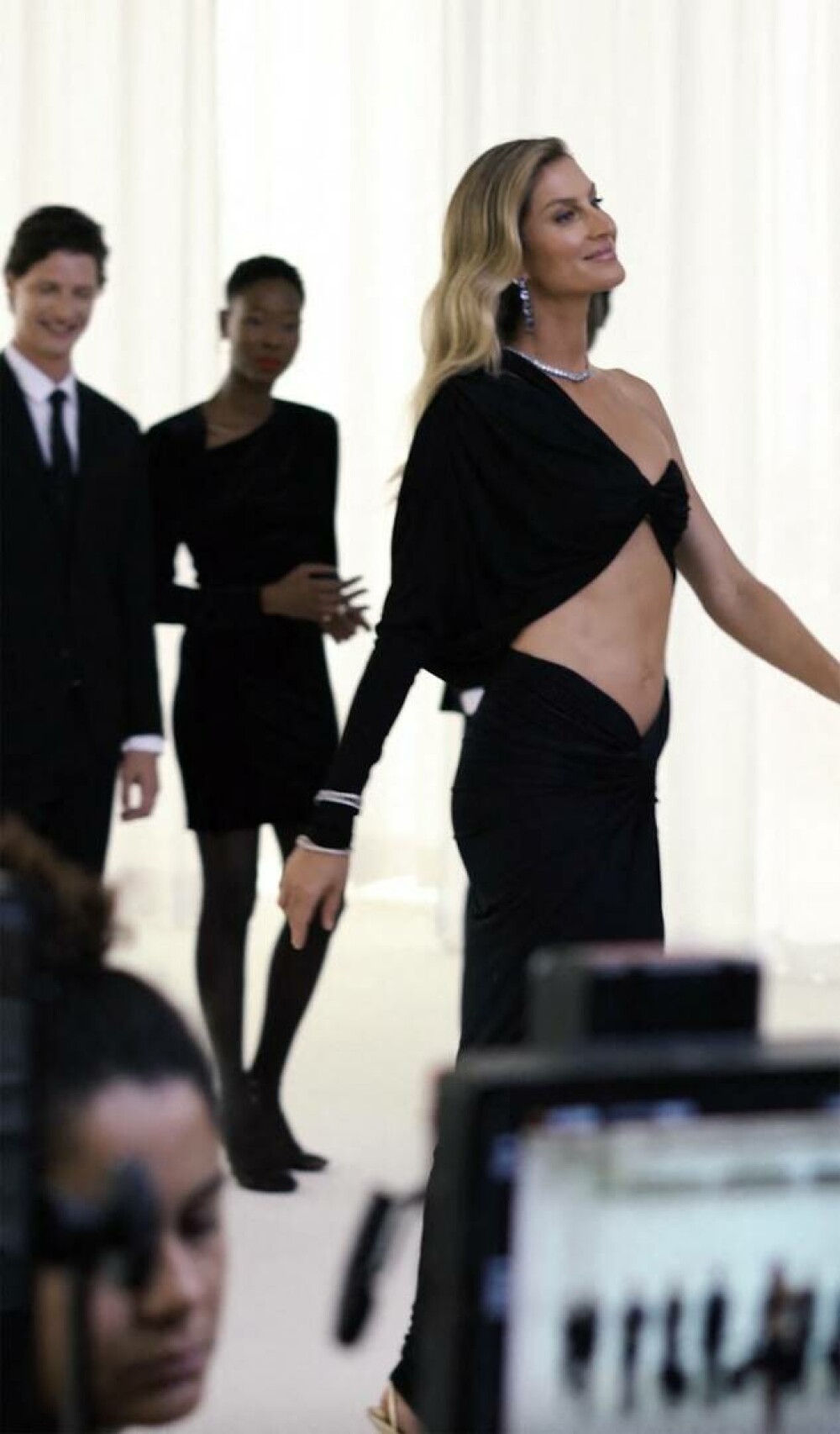 Gisele Bündchen impresionează într-o rochie neagră. Supermodelul a făcut furori cu ultima sa apariție | FOTO - Imaginea 27