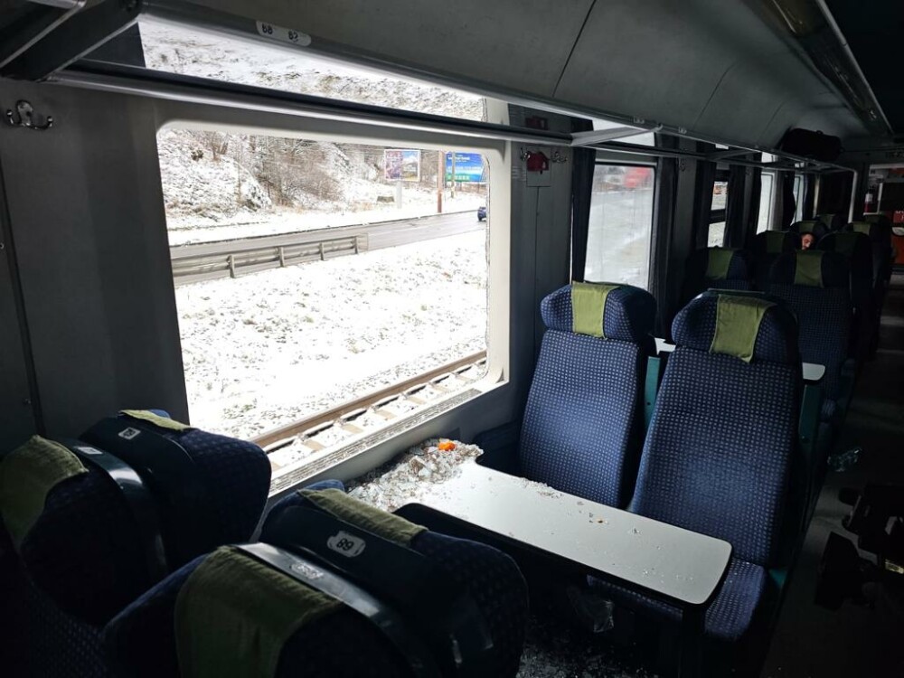 FOTO | Trei tinere, rănite în incidentul feroviar de la Azuga. Reprezentant CFR Călători: ”Iarna nu-i ca vara!” - Imaginea 6