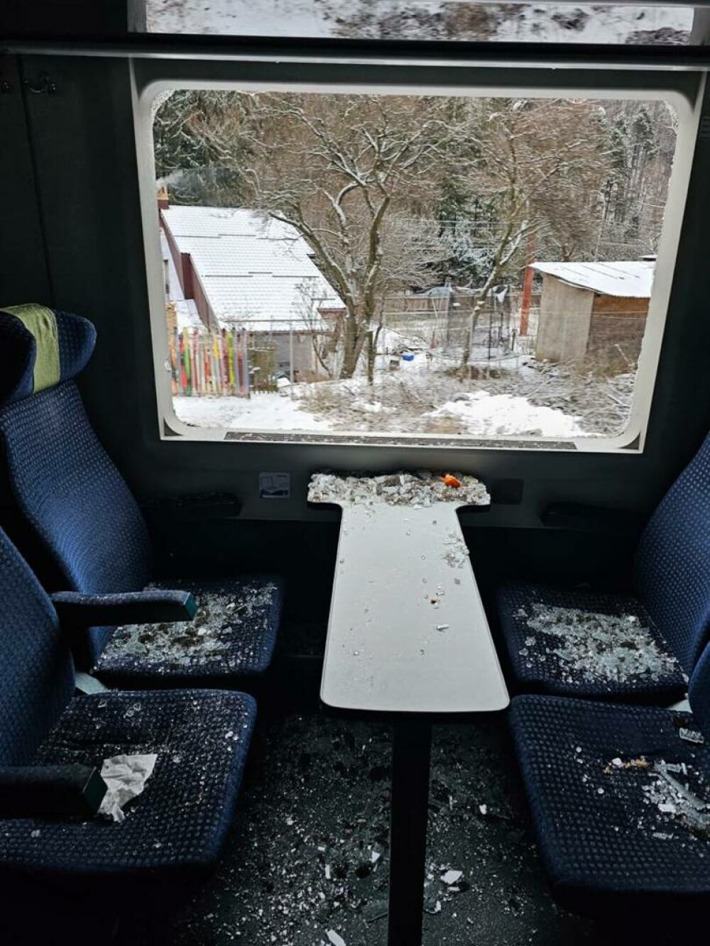 FOTO | Trei tinere, rănite în incidentul feroviar de la Azuga. Reprezentant CFR Călători: ”Iarna nu-i ca vara!” - Imaginea 7