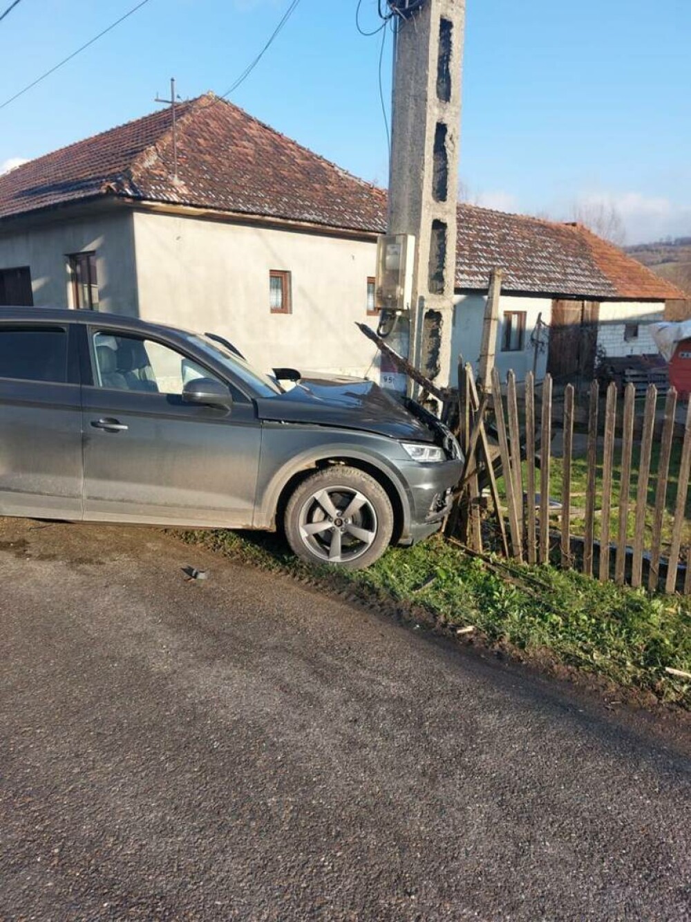 Mircea Bravo, implicat într-un accident în Bihor. Soţia sa a fost rănită uşor. Imagini cu mașina distrusă. FOTO - Imaginea 2