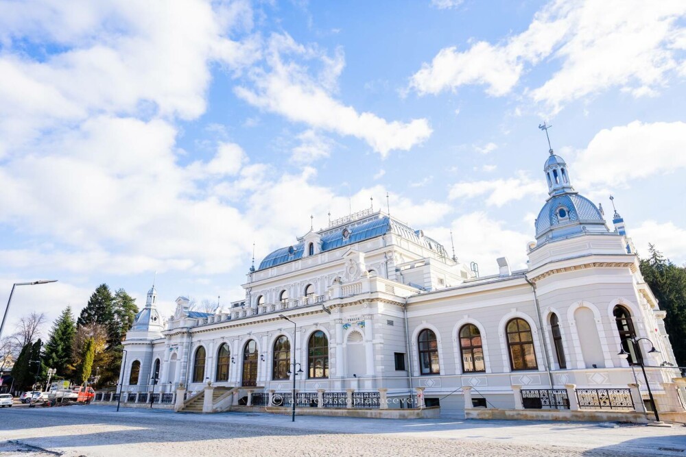 Cum arată Palatul Dornelor, fostul cazinou din Vatra Dornei. Este cea mai frumoasă clădire din Bucovina GALERIE FOTO - Imaginea 4