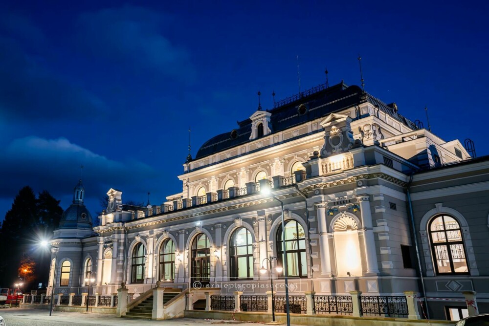 Cum arată Palatul Dornelor, fostul cazinou din Vatra Dornei. Este cea mai frumoasă clădire din Bucovina GALERIE FOTO - Imaginea 18