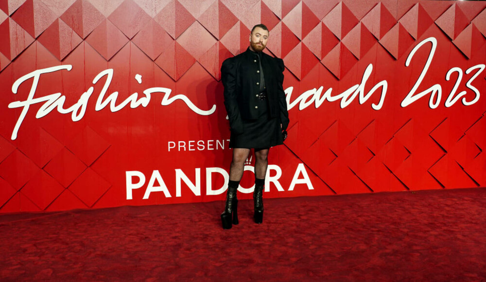 GALERIE FOTO. Celebrul cântăreț non-binar Sam Smith a purtat o fustă mini și tocuri înalte la London Fashion Awards - Imaginea 1