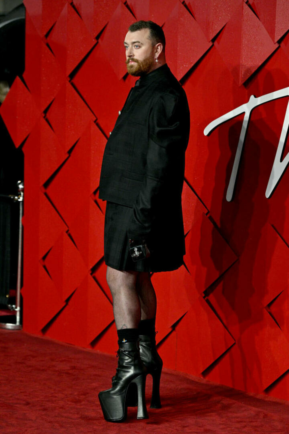 GALERIE FOTO. Celebrul cântăreț non-binar Sam Smith a purtat o fustă mini și tocuri înalte la London Fashion Awards - Imaginea 4