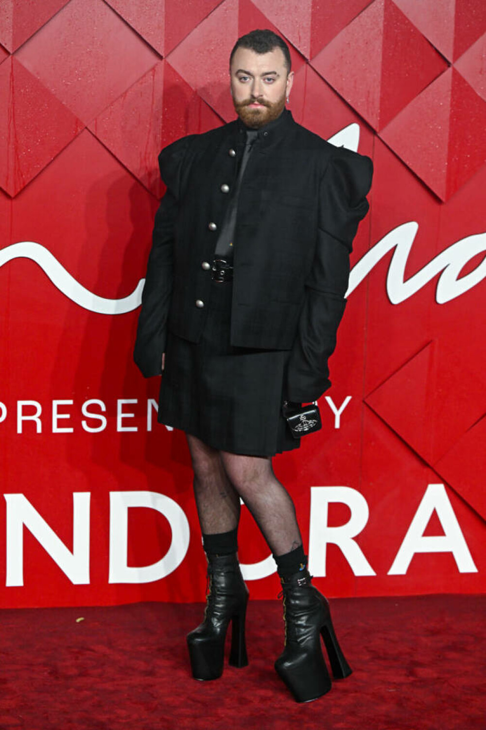 GALERIE FOTO. Celebrul cântăreț non-binar Sam Smith a purtat o fustă mini și tocuri înalte la London Fashion Awards - Imaginea 5