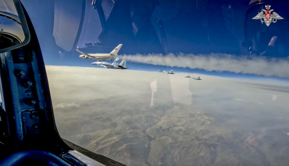 Putin a zburat la Abu Dhabi escortat de avioane de război. Arabii i-au desenat pe cer steagul Rusiei FOTO & VIDEO - Imaginea 2