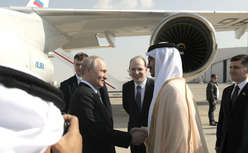 Putin a zburat la Abu Dhabi escortat de avioane de război. Arabii i-au desenat pe cer steagul Rusiei FOTO & VIDEO - Imaginea 6