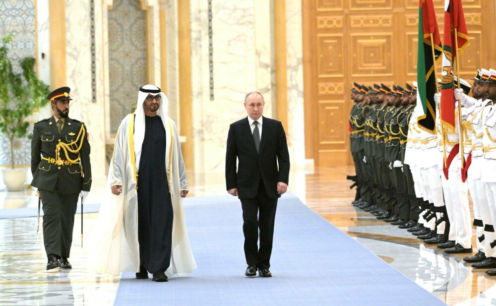 Putin a zburat la Abu Dhabi escortat de avioane de război. Arabii i-au desenat pe cer steagul Rusiei FOTO & VIDEO - Imaginea 8
