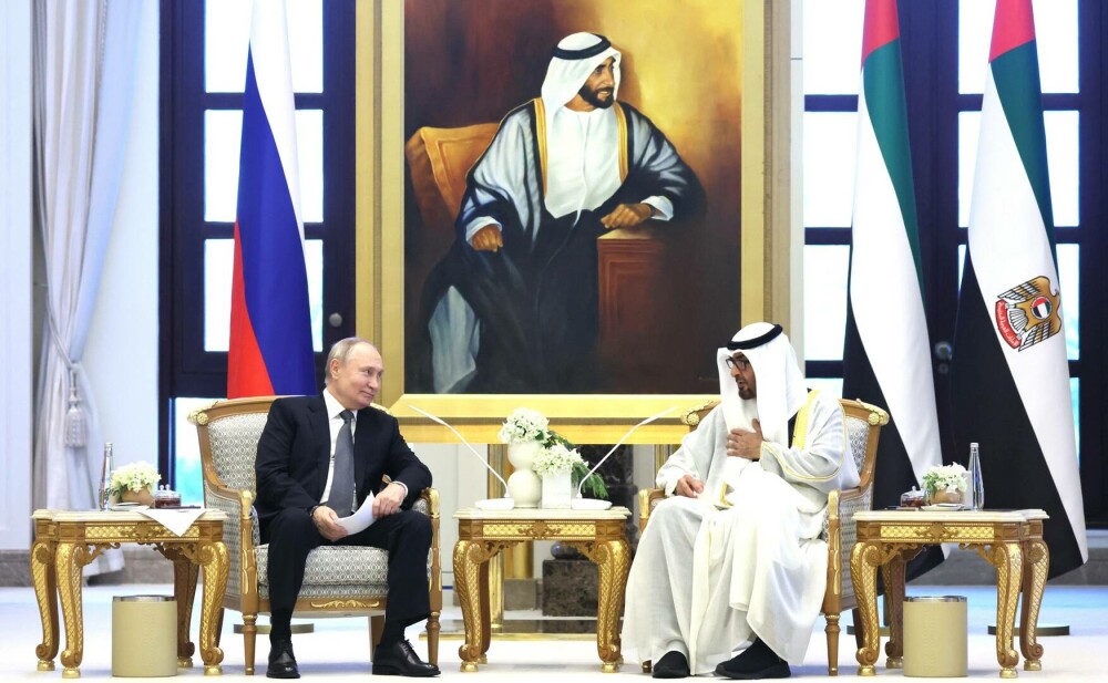 Putin a zburat la Abu Dhabi escortat de avioane de război. Arabii i-au desenat pe cer steagul Rusiei FOTO & VIDEO - Imaginea 10