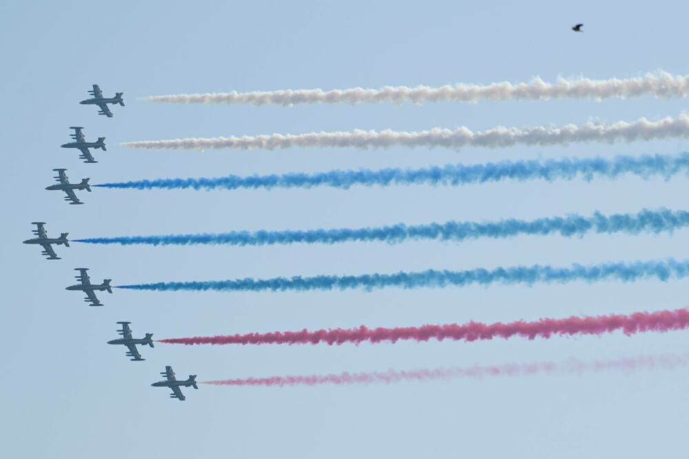 Putin a zburat la Abu Dhabi escortat de avioane de război. Arabii i-au desenat pe cer steagul Rusiei FOTO & VIDEO - Imaginea 14