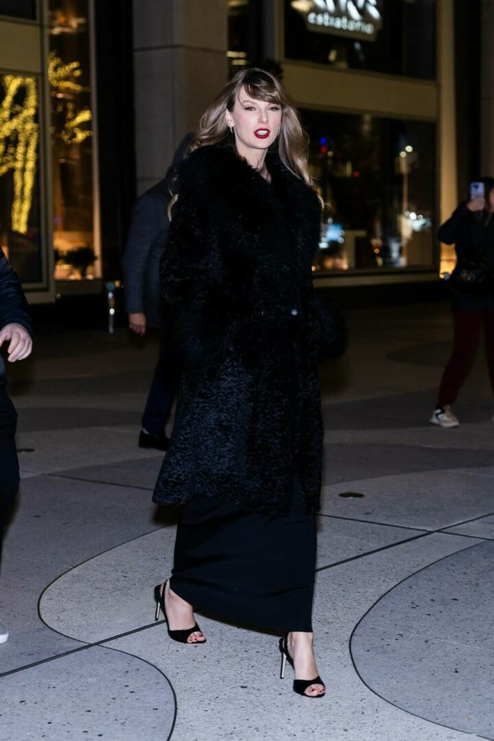 Taylor Swift, apariție elegantă la premiera celui mai recent film al Emmei Stone. Ce ținută a purtat pe covorul roșu | FOTO - Imaginea 4