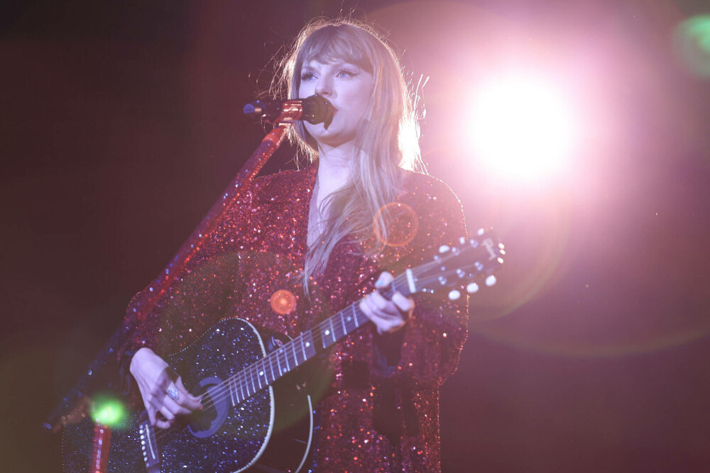 Taylor Swift, apariție elegantă la premiera celui mai recent film al Emmei Stone. Ce ținută a purtat pe covorul roșu | FOTO - Imaginea 14