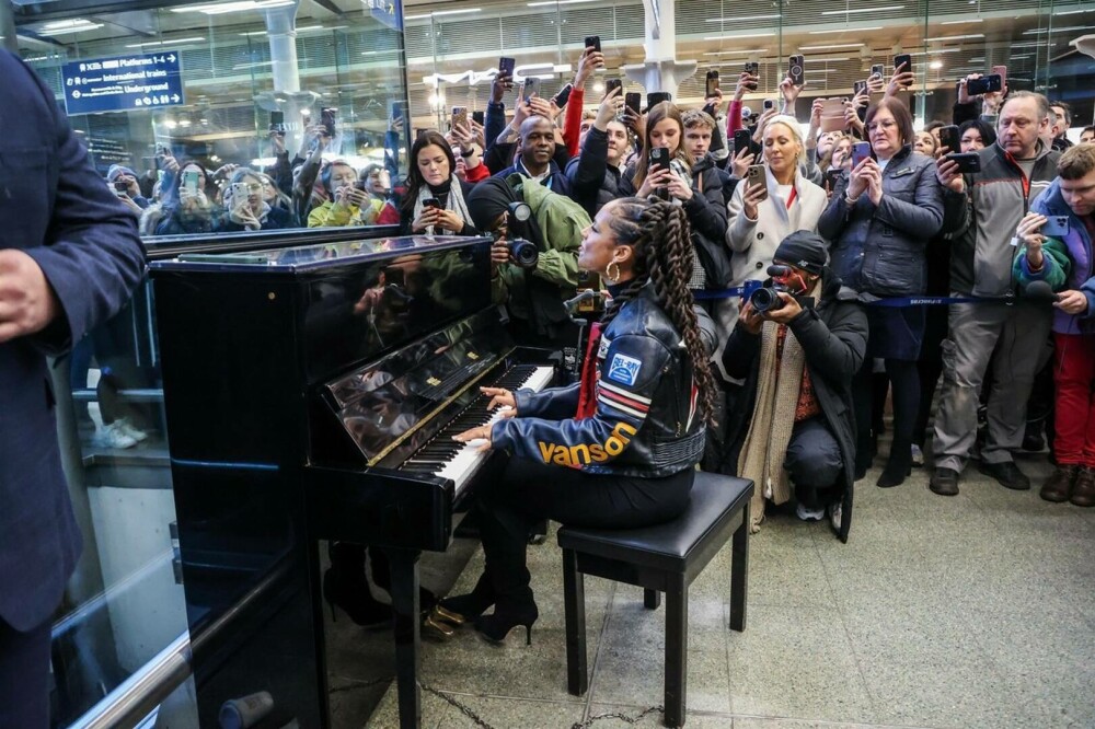 Alicia Keys a cântat la pian într-una dintre cele mai mari gări din Londra. VIDEO - Imaginea 1