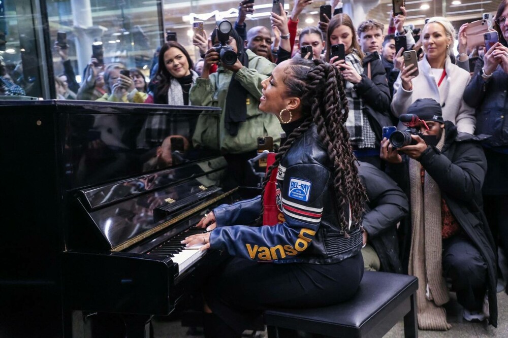 Alicia Keys a cântat la pian într-una dintre cele mai mari gări din Londra. VIDEO - Imaginea 2