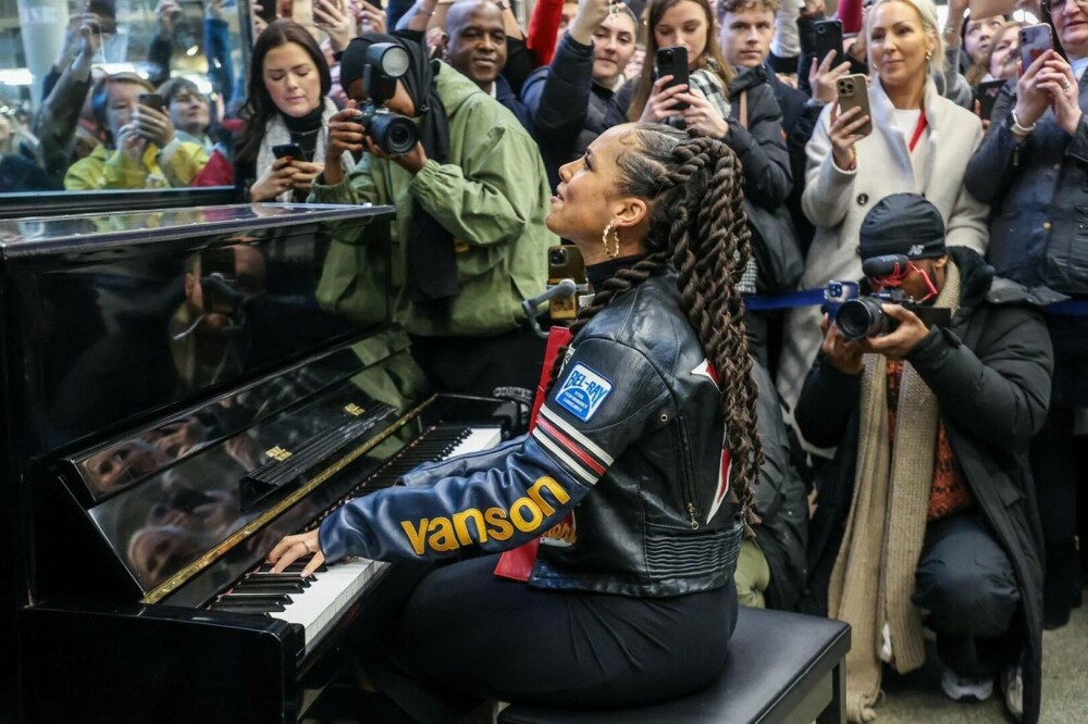 Alicia Keys a cântat la pian într-una dintre cele mai mari gări din Londra. VIDEO - Imaginea 4