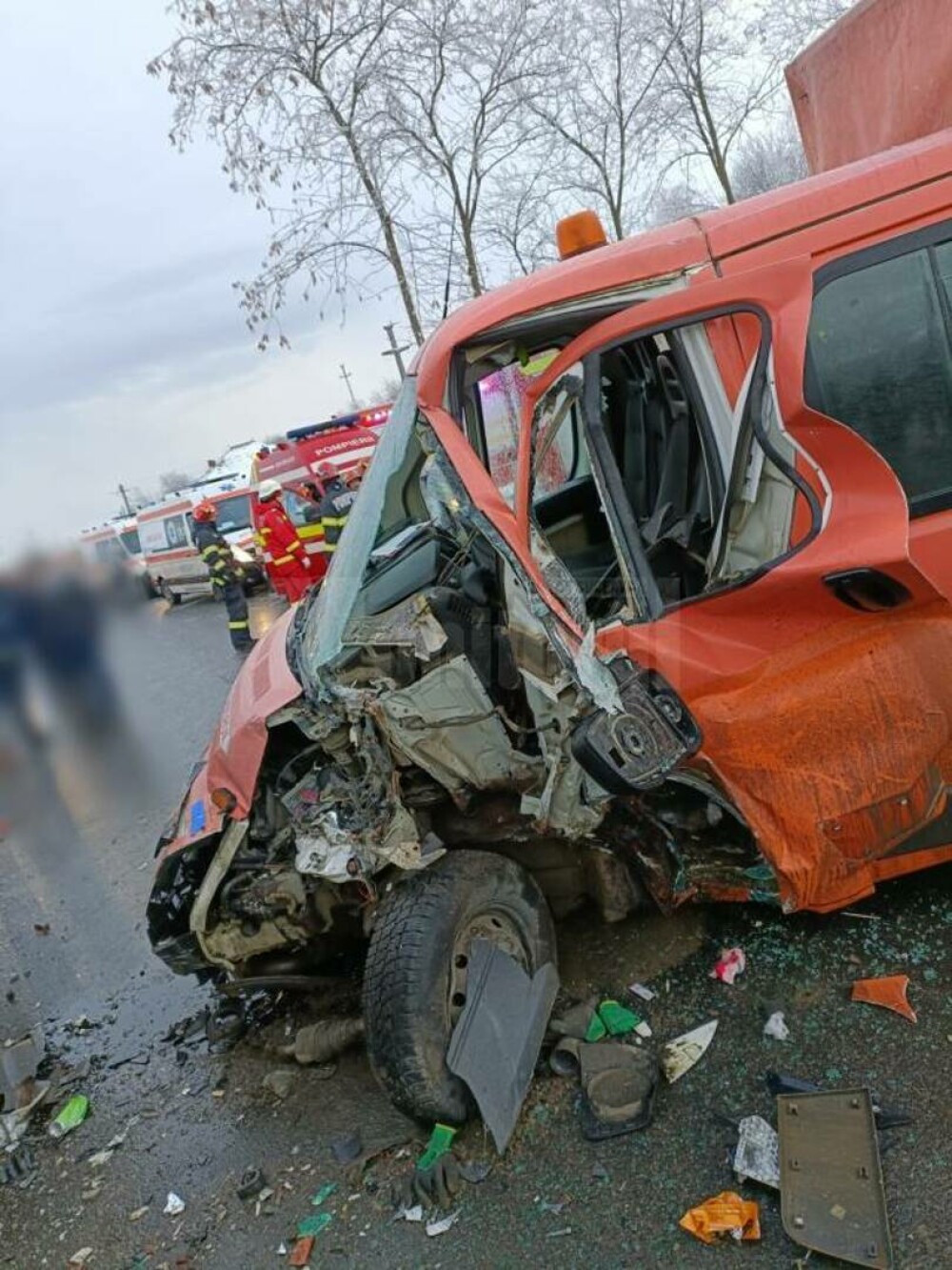 Accident cu 6 victime în Suceava. Un microbuz și o autoutilitară s-au izbit violent | GALERIE FOTO - Imaginea 1