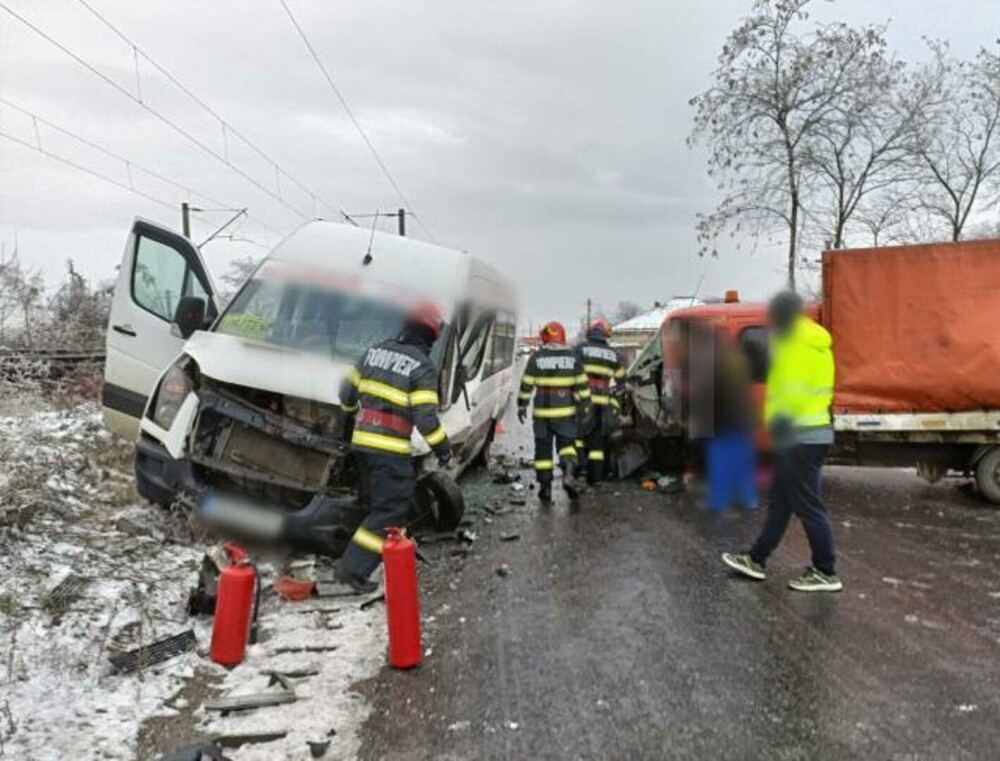 Accident cu 6 victime în Suceava. Un microbuz și o autoutilitară s-au izbit violent | GALERIE FOTO - Imaginea 4