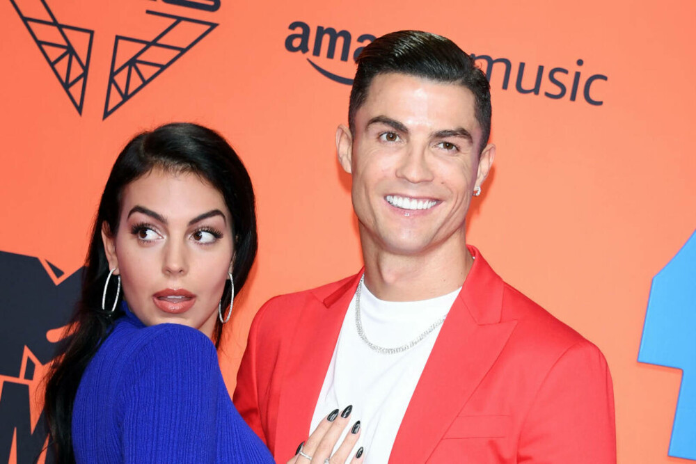 Cristiano Ronaldo a cerut-o în căsătorie pe partenera sa, Georgina Rodríguez. Cum arată inelul de logodnă. FOTO - Imaginea 8