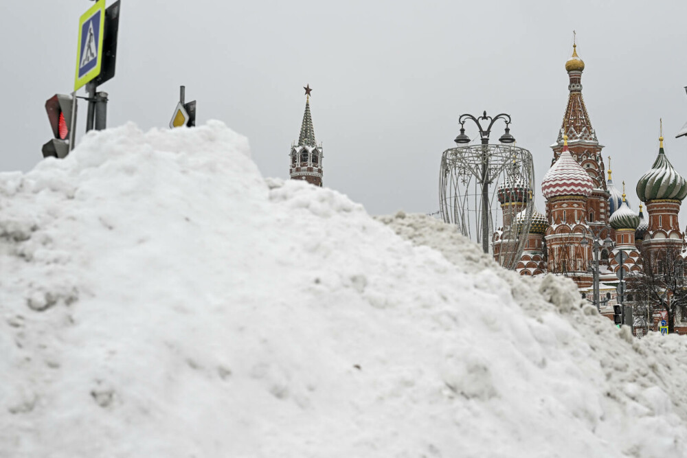 Viscolul a lovit Rusia și a provocat haos pe străzi. Zăpadă de peste 20 de centimetri în Moscova. FOTO - Imaginea 1