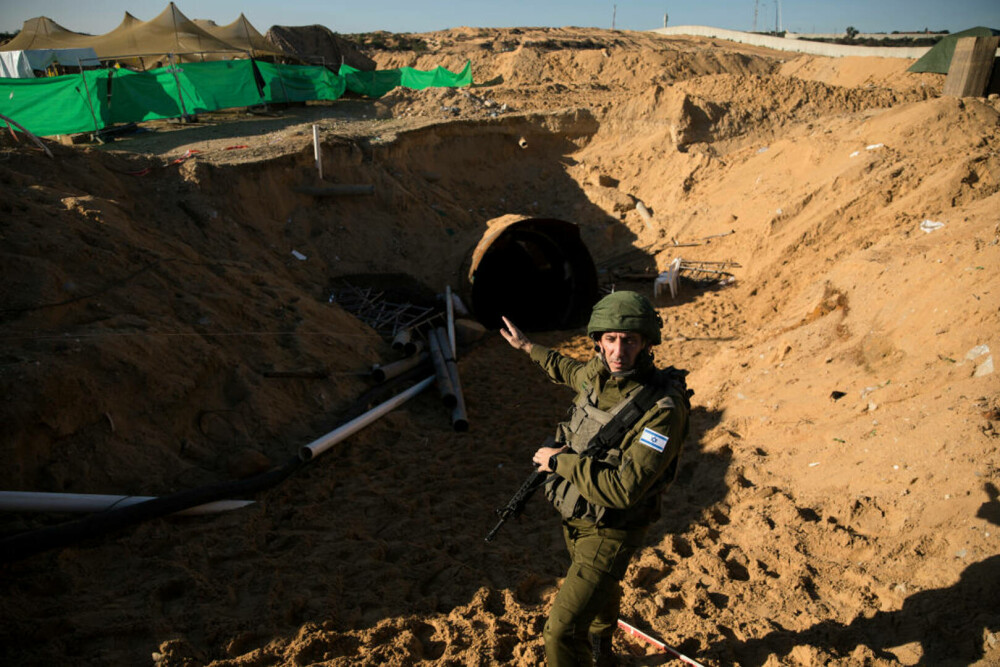 Israelienii au descoperit cel mai mare tunel săpat de Hamas sub Fâșia Gaza. Are 4 km și pot trece mașini prin el. VIDEO - Imaginea 1