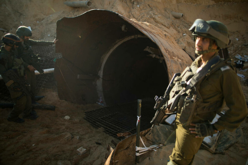 Israelienii au descoperit cel mai mare tunel săpat de Hamas sub Fâșia Gaza. Are 4 km și pot trece mașini prin el. VIDEO - Imaginea 2