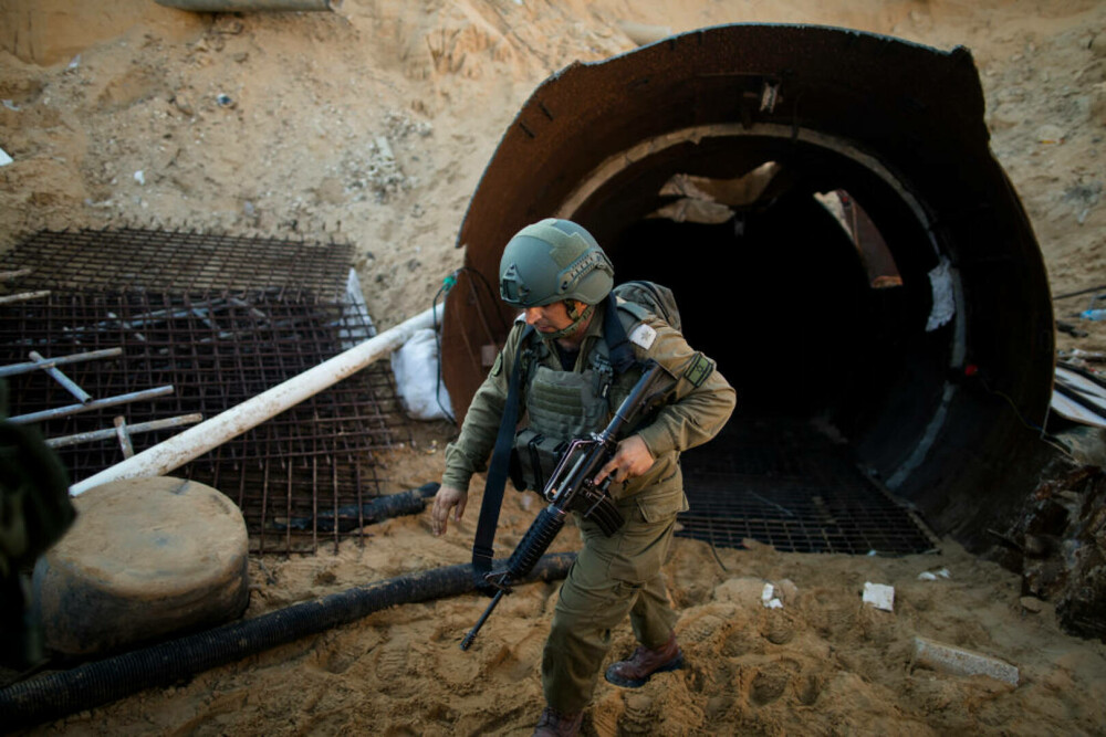 Israelienii au descoperit cel mai mare tunel săpat de Hamas sub Fâșia Gaza. Are 4 km și pot trece mașini prin el. VIDEO - Imaginea 3