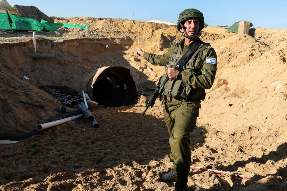 Israelienii au descoperit cel mai mare tunel săpat de Hamas sub Fâșia Gaza. Are 4 km și pot trece mașini prin el. VIDEO - Imaginea 4