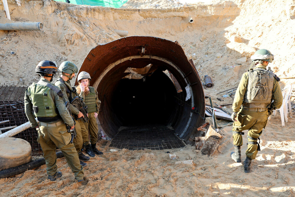 Israelienii au descoperit cel mai mare tunel săpat de Hamas sub Fâșia Gaza. Are 4 km și pot trece mașini prin el. VIDEO - Imaginea 6