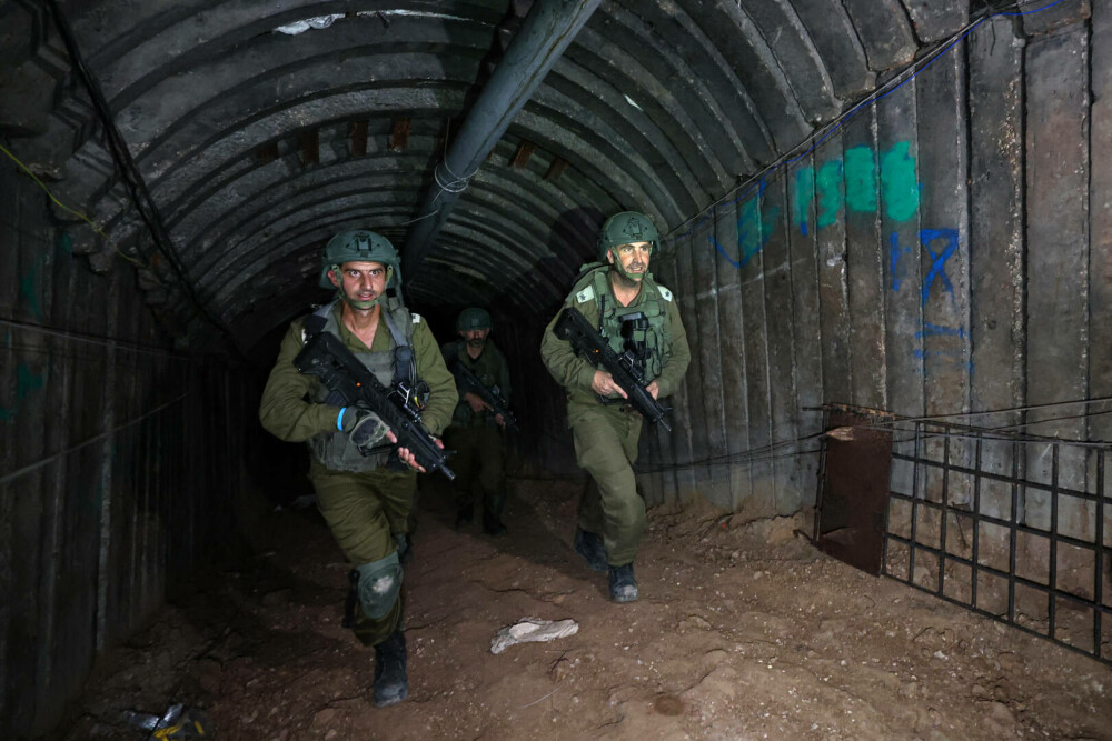 Israelienii au descoperit cel mai mare tunel săpat de Hamas sub Fâșia Gaza. Are 4 km și pot trece mașini prin el. VIDEO - Imaginea 7