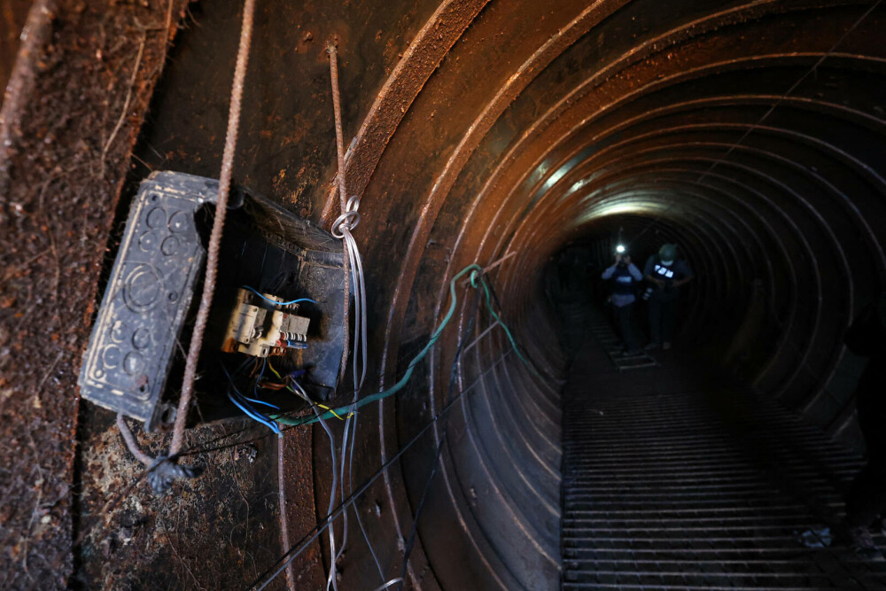 Israelienii au descoperit cel mai mare tunel săpat de Hamas sub Fâșia Gaza. Are 4 km și pot trece mașini prin el. VIDEO - Imaginea 8