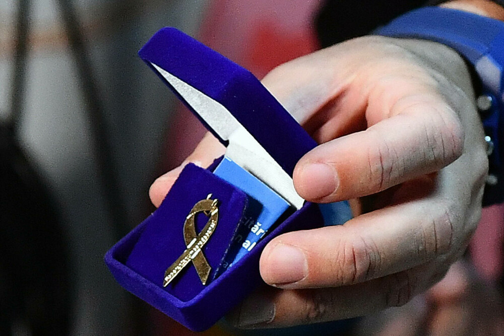 David Popovici a oferit fundițe fabricate dintr-o medalie de aur de la Mondiale copiilor care au supraviețuit cancerului FOTO - Imaginea 6
